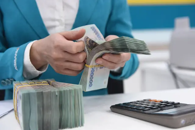 Tiền gửi vào ngân hàng giảm kỷ lục, tiền đang ‘chảy’ vào đâu?